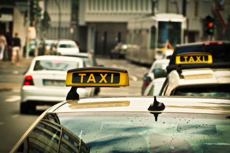 taxis-DALUIS-min_road-traffic-car-glass-driving-city-583084-pxhere.com