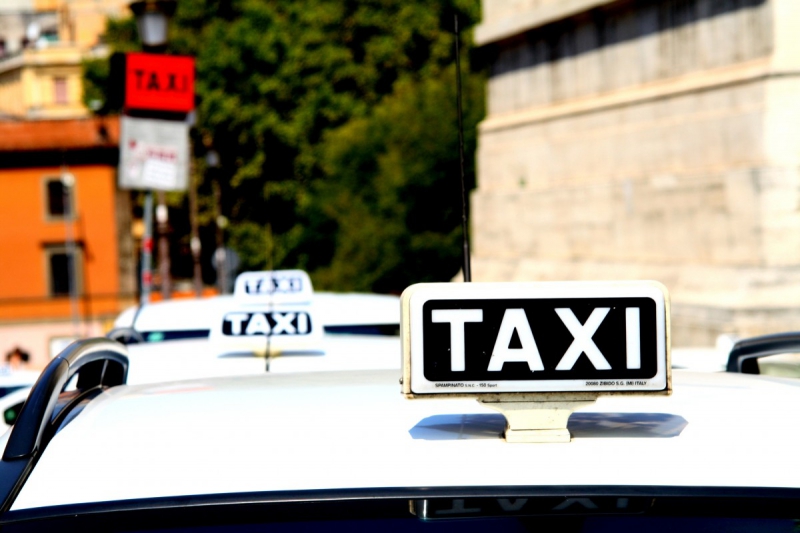 taxis-DALUIS-min_taxi_auto_rome_road_white-1051610